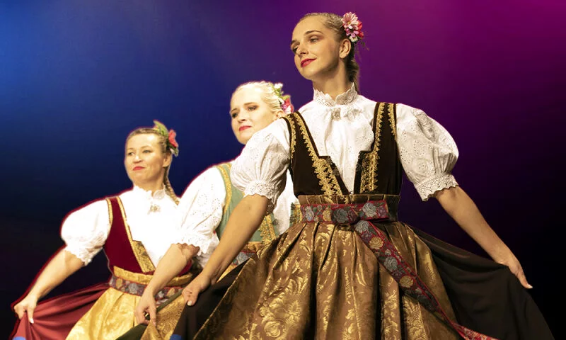 Tańce różnych regionów - koncert Zespołu Pieśni i Tańca Ziemi Siedleckiej „Chodowiacy” im. Alicji Siwkiewicz