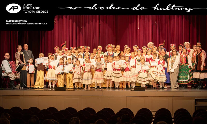 Uroczyste pasowanie najmłodszych tancerzy ZPiT ZS Chodowiacy”